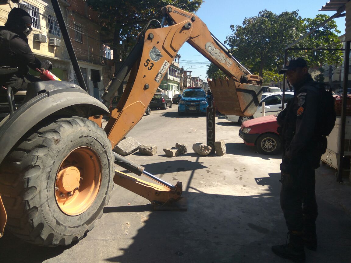 Dois suspeitos detidos, drogas apreendidas e barricadas do tráfico retiradas após informações do Disque Denúncia